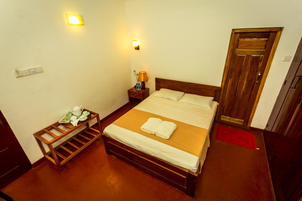 Dayanithi Guest House Jaffna Exteriör bild