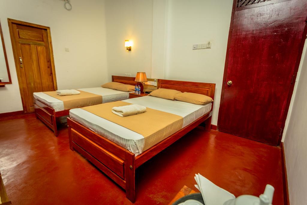 Dayanithi Guest House Jaffna Exteriör bild