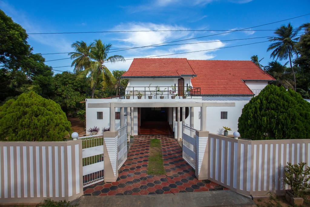 Dayanithi Guest House Jaffna Exteriör bild