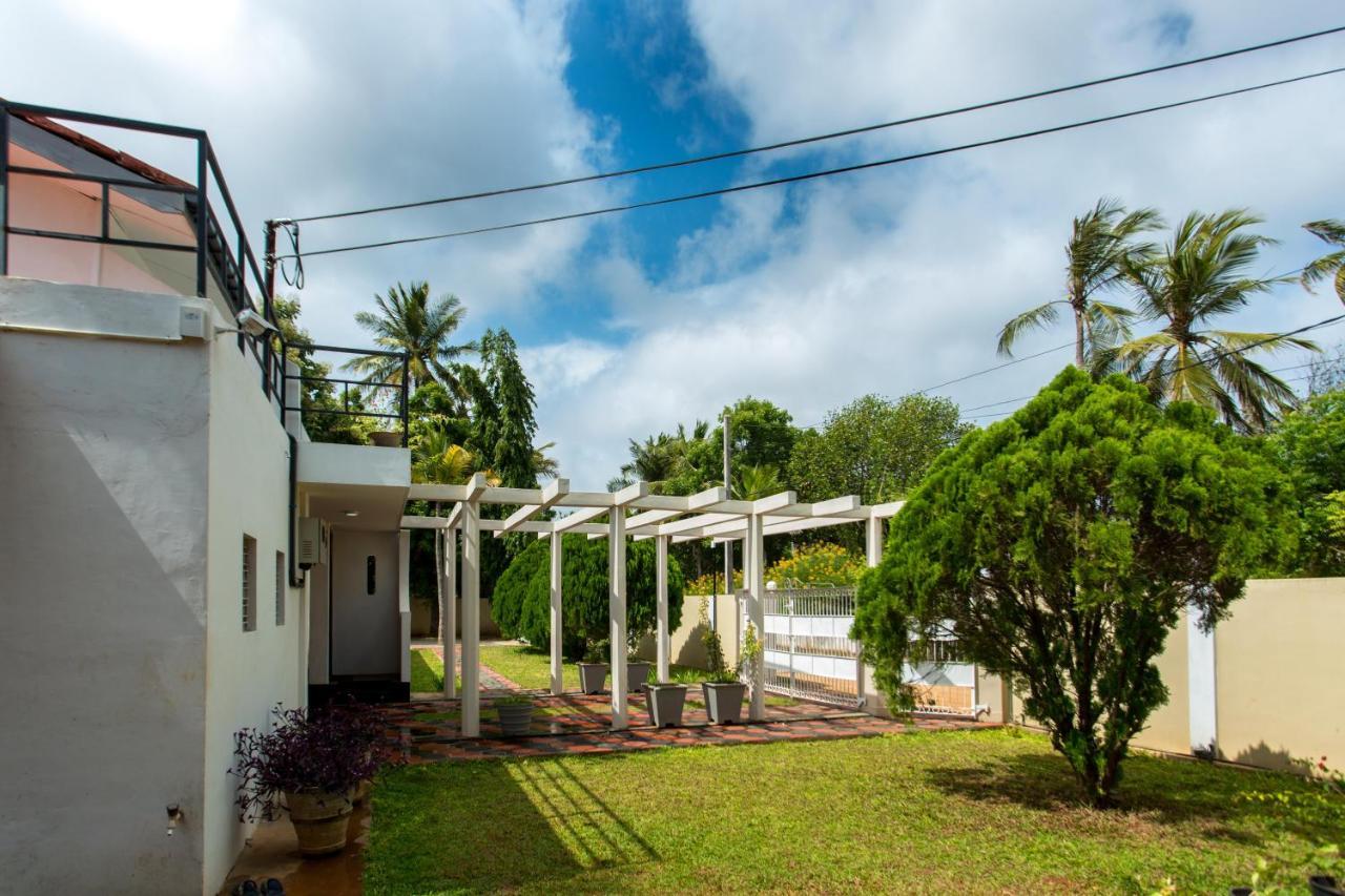 Dayanithi Guest House Jaffna Exteriör bild