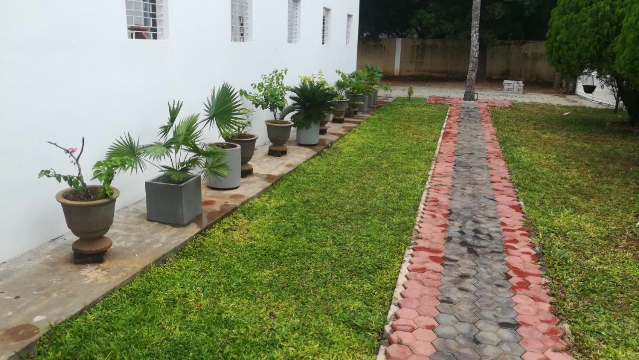 Dayanithi Guest House Jaffna Exteriör bild